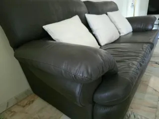 Sofá de piel marrón