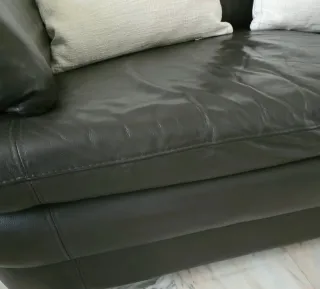 Sofá de piel marrón