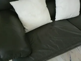 Sofá de piel marrón