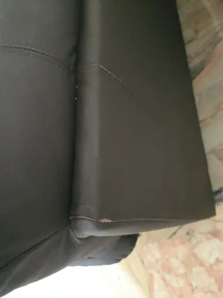 Sofá de piel marrón