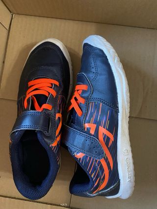 Zapatillas niño Artengo azul y naranja
