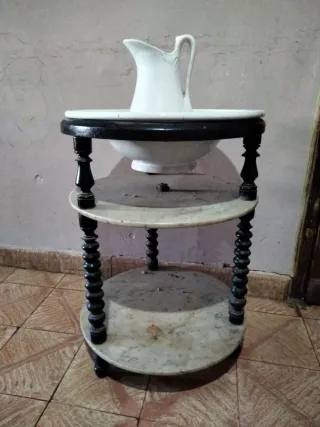 Lavabo antiguo de mármol y porcelana