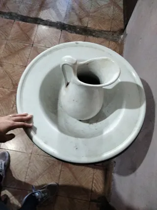 Lavabo antiguo de mármol y porcelana