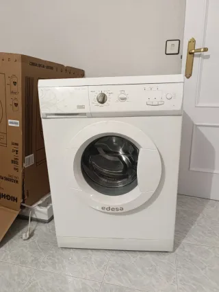 Lavadora Edesa con puerta bloqueada