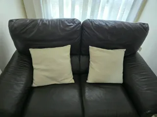 Sofá de piel marrón