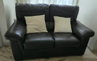 Sofá de piel marrón