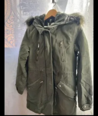 Abrigo Bershka verde militar forro pelo talla S