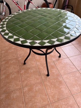 Mesa de forja con mosaico verde y blanco