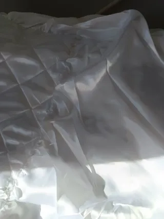 Colcha blanca con flores y corazón