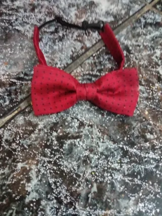 Pajarita roja con puntos negros