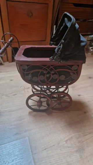 Cochecito de muñecas antiguo