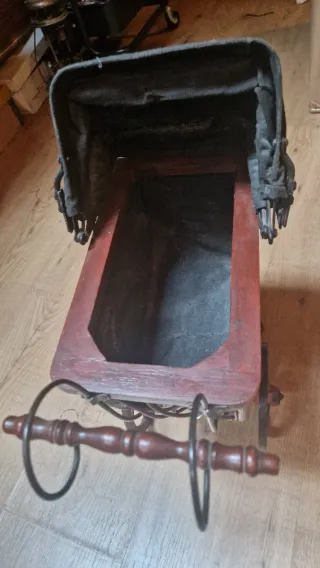 Cochecito de muñecas antiguo