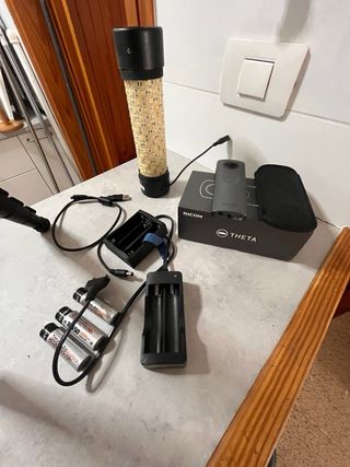 Cámara 360 Ricoh, Trípode, Flash y Cargador