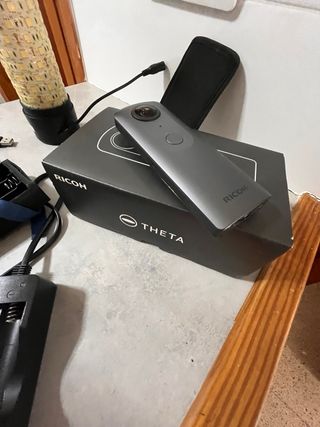 Cámara 360 Ricoh, Trípode, Flash y Cargador