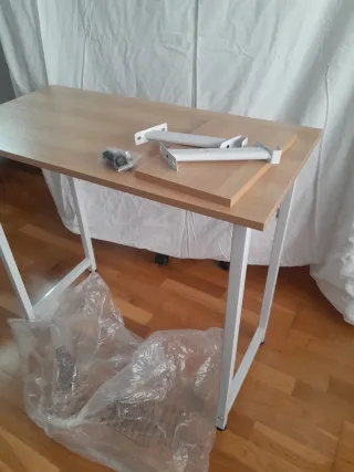 Escritorio madera y metal con pequeña estantería