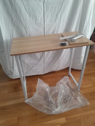 Escritorio madera y metal con pequeña estantería