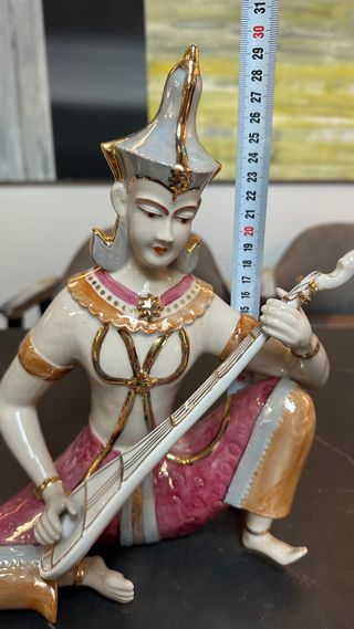 Figura porcelana músico tailandés oro y rosa