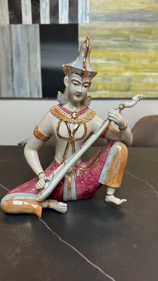 Figura porcelana músico tailandés oro y rosa