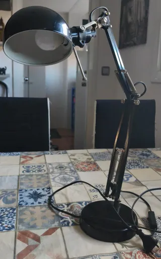 Lampada da tavolo nera e multicolore