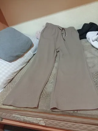 Pantalones rectos elásticos beige oscuro