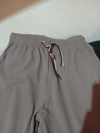 Pantalones rectos elásticos beige oscuro