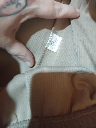 Pantalones rectos elásticos beige oscuro
