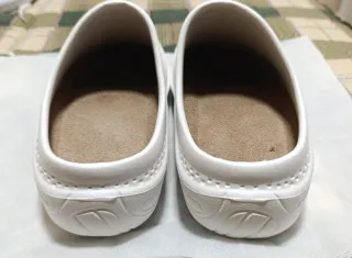 Zuecos médicos blancos