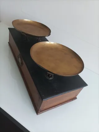 Balanza antigua de latón y madera
