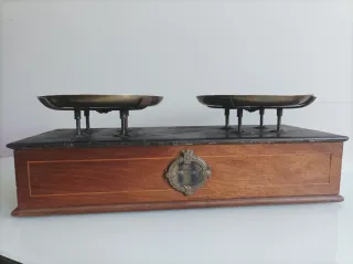 Balanza antigua de latón y madera