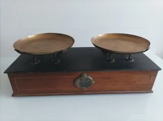 Balanza antigua de latón y madera