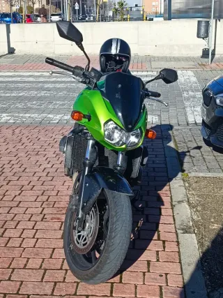 Moto Naked Negra y Verde