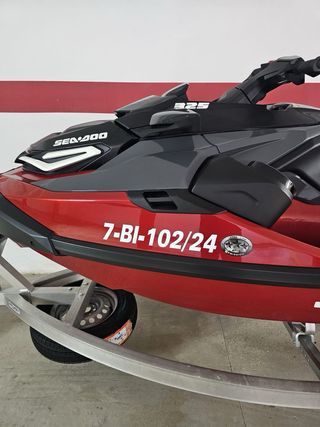 Moto de agua Sea-Doo roja y negra