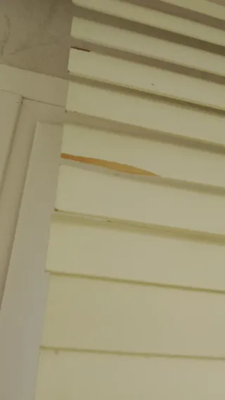 Persiana blanca de madera ( defectuosa)