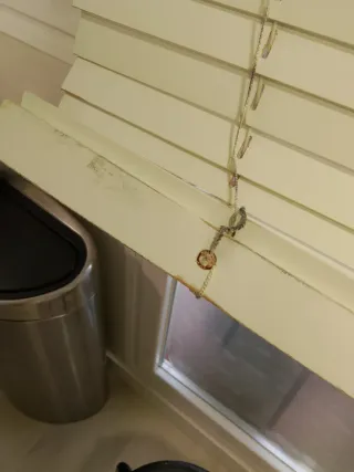 Persiana blanca de madera ( defectuosa)