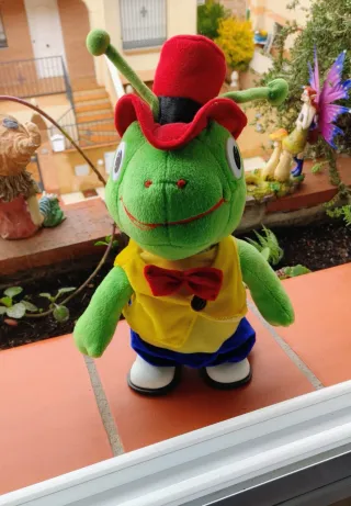 Peluche de personaje verde con sombrero