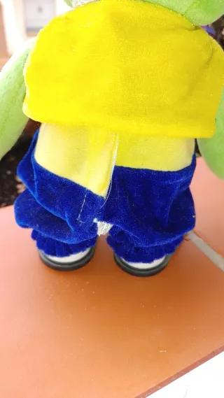 Peluche de personaje verde con sombrero