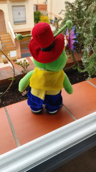 Peluche de personaje verde con sombrero
