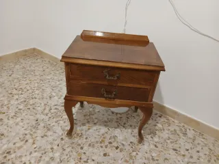 Mesilla antigua de madera