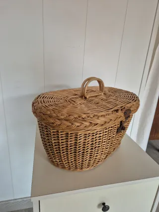 Cesto antiguo de mimbre con tapa