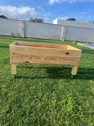 Jardinera de madera con ruedas