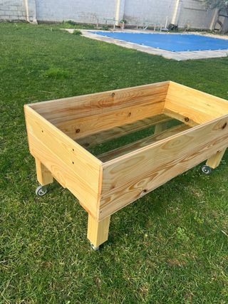 Jardinera de madera con ruedas