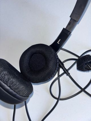 Auriculares con cable negros