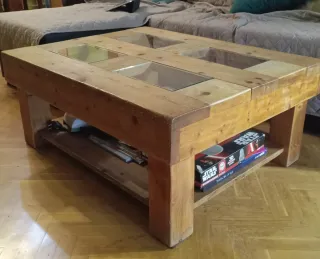 Mesa baja de madera con cristal