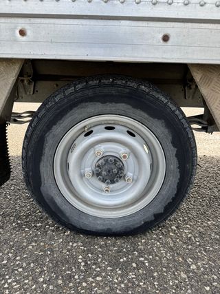 Camión Nissan Cabstar caja cerrada