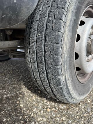 Camión Nissan Cabstar caja cerrada