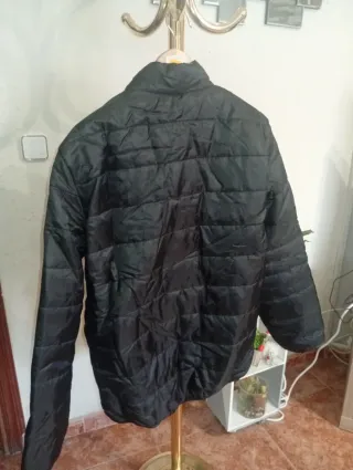 Chaqueta acolchada negra y roja