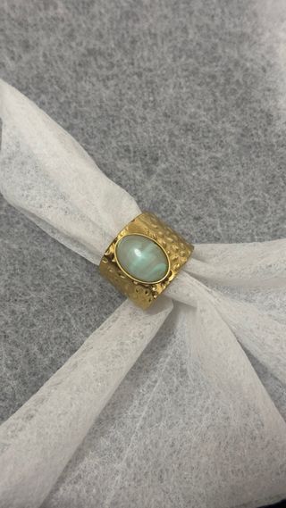 Anillo dorado con piedra ovalada