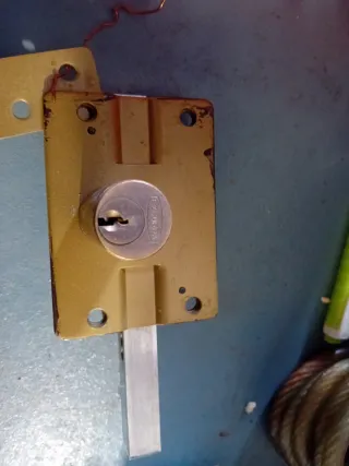 Cerradura de puerta dorada