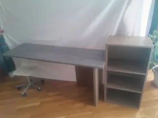 Escritorio y Estantería