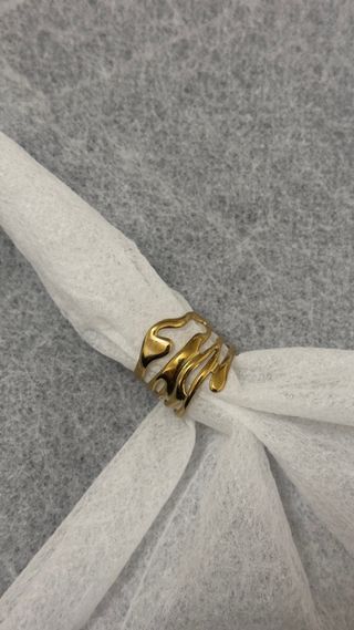 Anillo dorado diseño orgánico